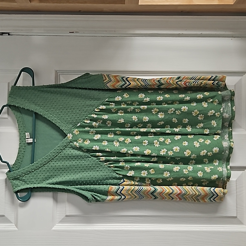 CATO SLEEVELESS DAISY CHEVRON PRINT VNECK TOP L